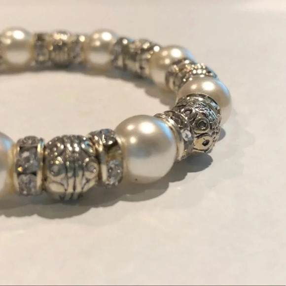 BRACELET NEW WOMENS SILVER TONE COSTUME JEWELRY PEARL PEARLS STRETCH ONE SIZE - Picture 4 of 4